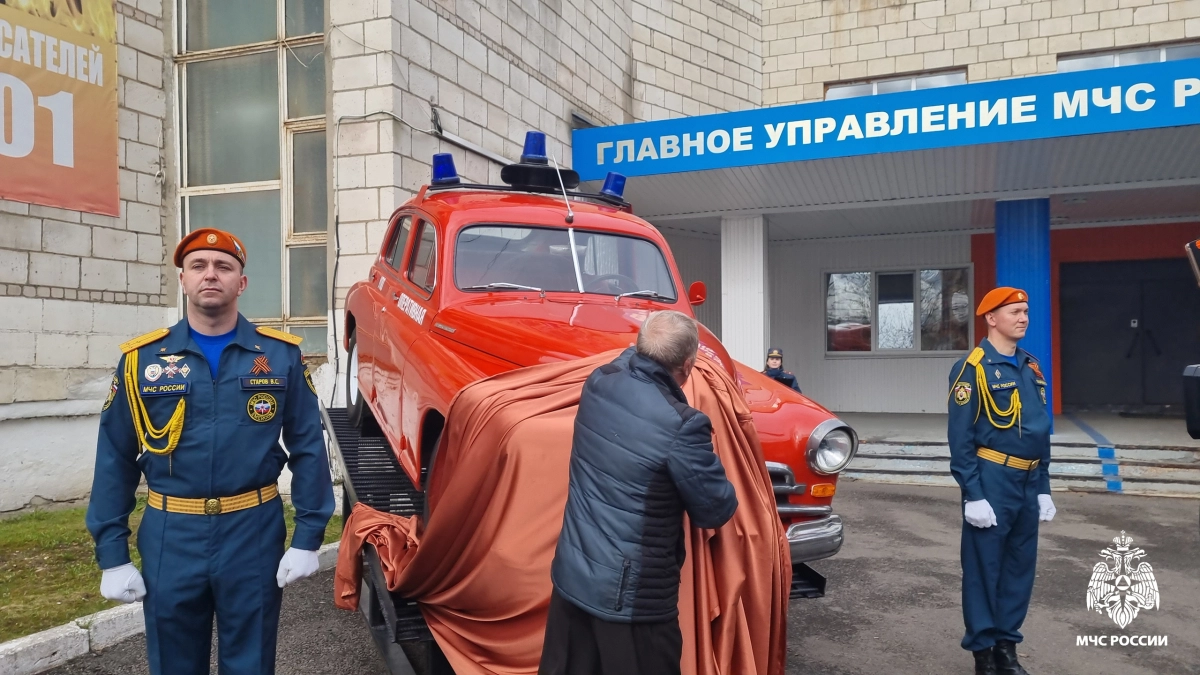 В Костроме открыли памятник легендарному пожарному автомобилю «Победа»