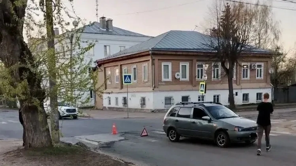 В Костроме 9-летний ребенок на велосипеде угодил под авто