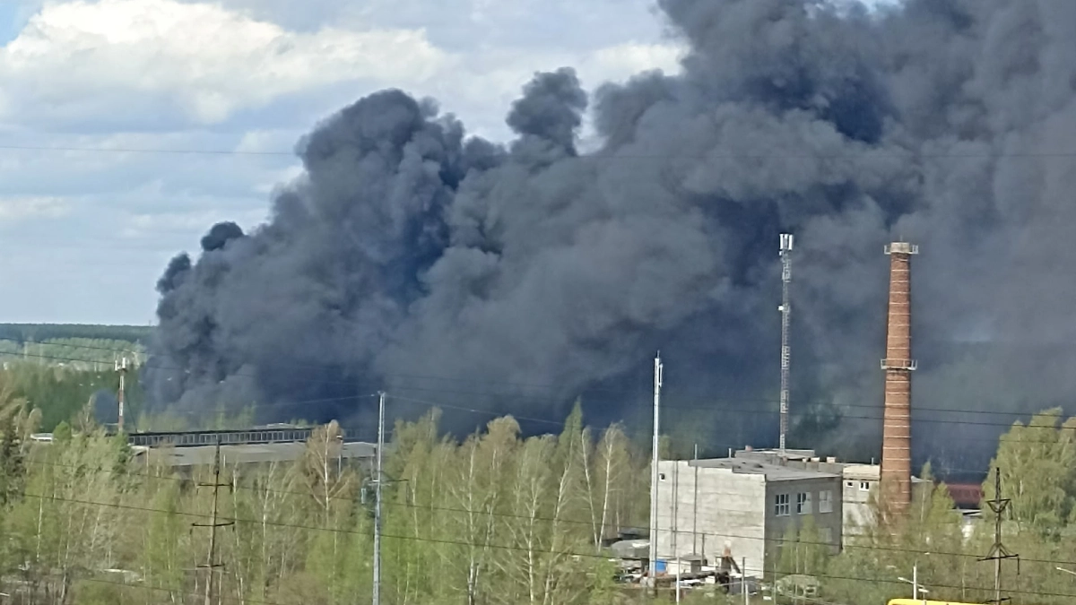 Столб черного дыма напугал жителей Костромы