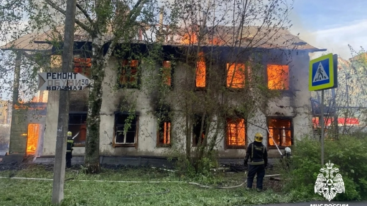 Пожар уничтожил двухэтажный дом в Костроме 
