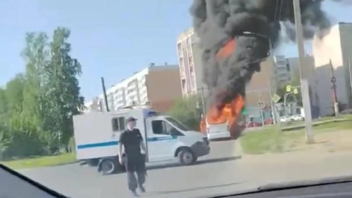 В Костроме на глазах у жителей сгорел пассажирский автобус