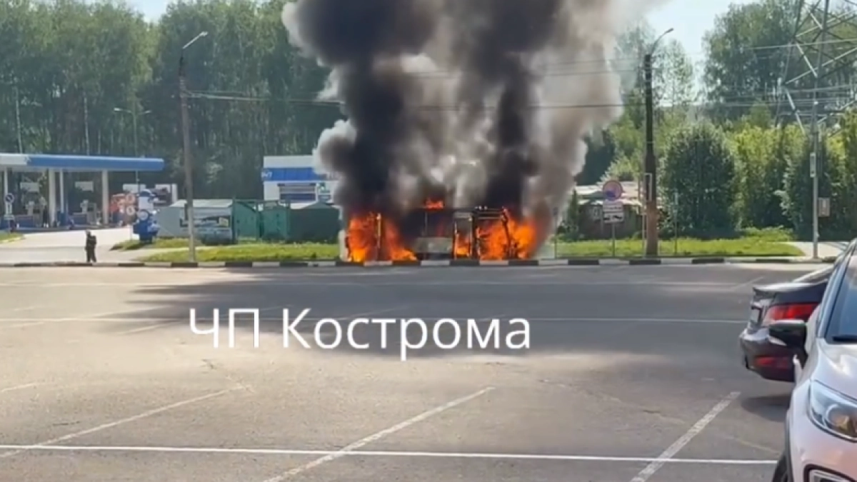 В Костроме водитель спас пассажиров из горящего автобуса