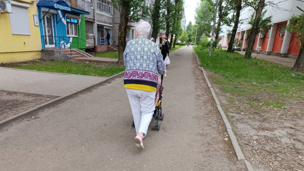 В России начали платить зарплату бабушкам в 45 тысяч рублей