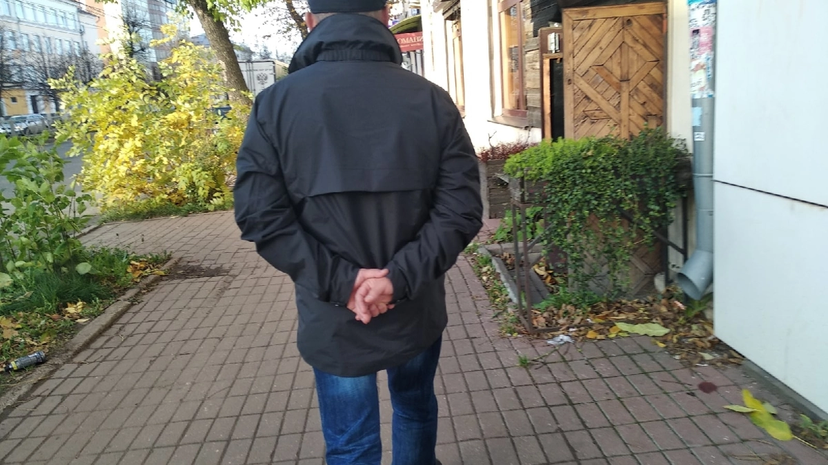 В Костроме подозрительный мужчина пугает на остановке маленьких девочек