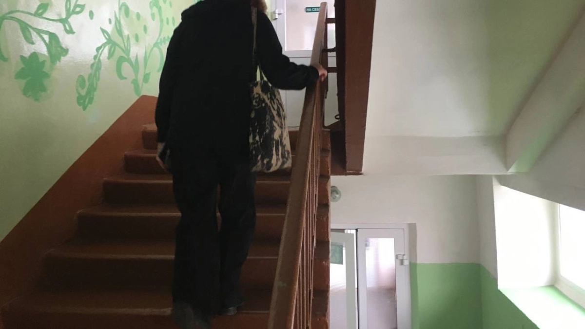 Беру соду и суперклей: как намертво заделать глубокую дыру или скол в деревянной ступени за 20 секунд