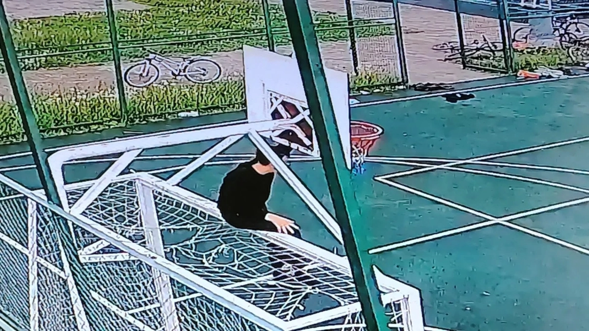 Под Костромой вандалы уничтожают спортивные площадки