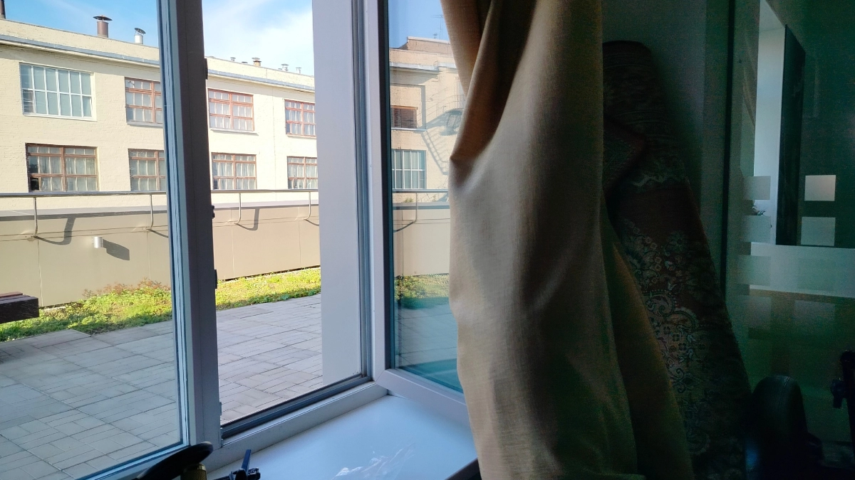 На окна ничего не клею и кондиционер не включаю: стащила идею у южан - дома свежо даже в дьявольскую жару