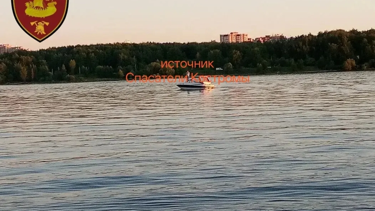 Семья с детьми застряла посреди Волги на дрейфующей лодке в Костроме