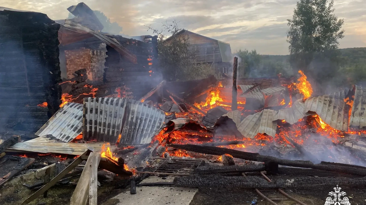 Под Костромой жилой дом вспыхнул как спичка