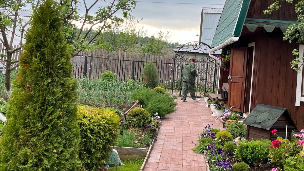 Тротуарную плитку не покупаю: 1 трюк со старым линолеумом - шикарный каменный брод своими руками