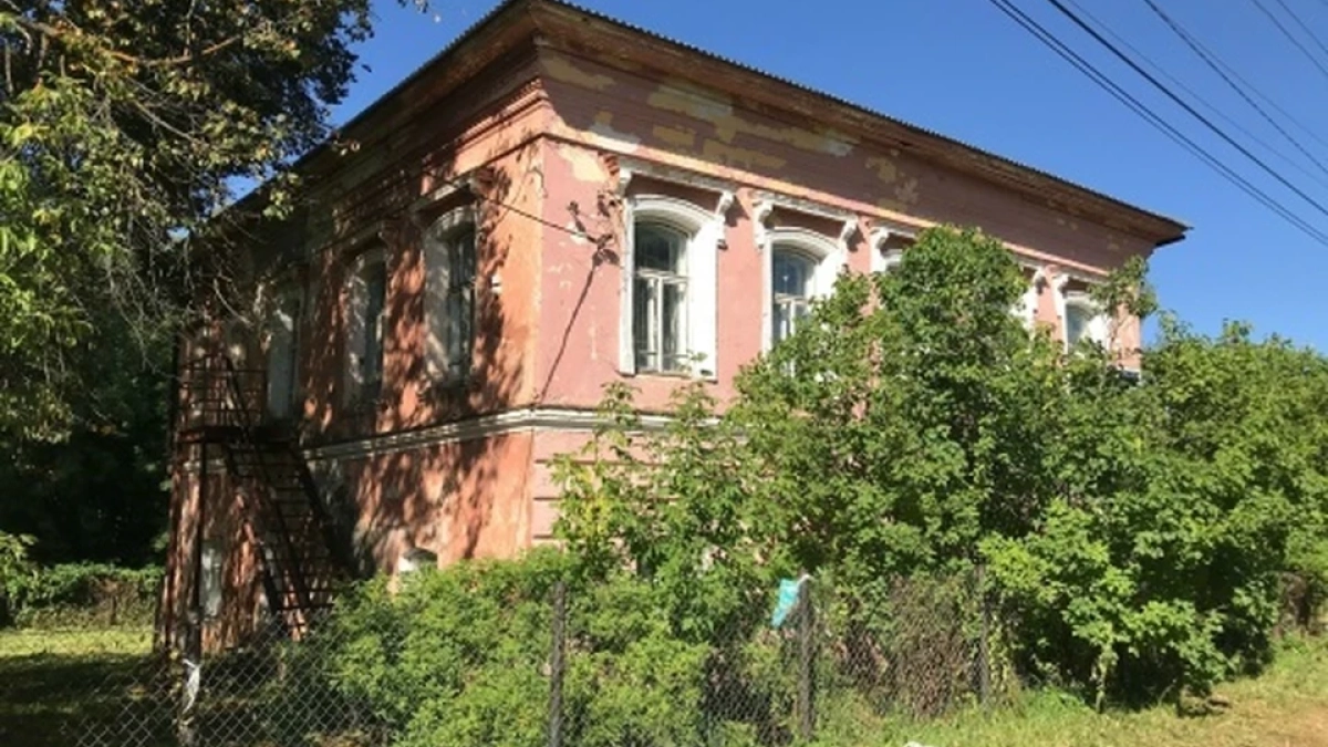 В центре поселка Красное-на-Волге продают исторический дом за один рубль