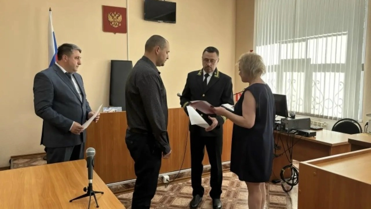 В Костроме посмертно наградили погибшего на СВО водителя суда