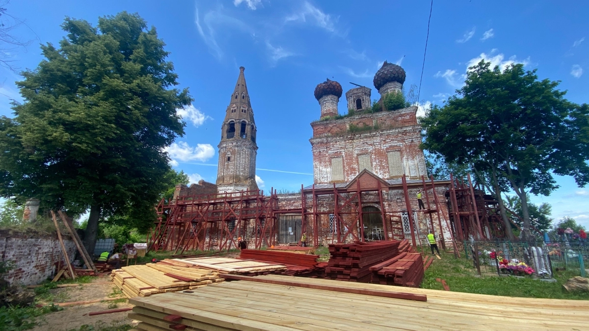 В костромском селе Емсна начали консервацию старинного храма Живоначальной Троицы