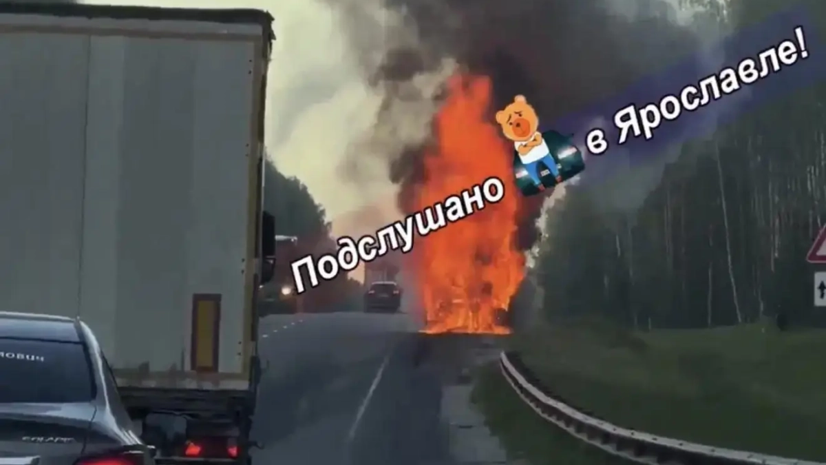 Под Костромой туристический автобус вспыхнул как спичка