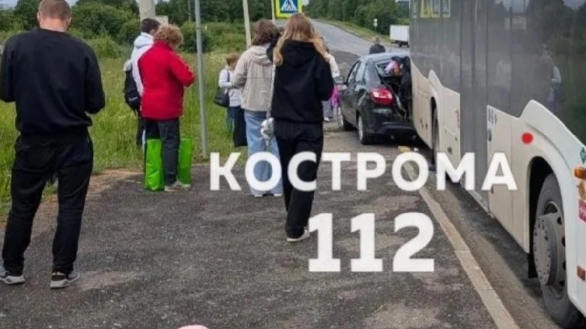 В Костроме Лада протаранила автобус с пассажирами во время остановки