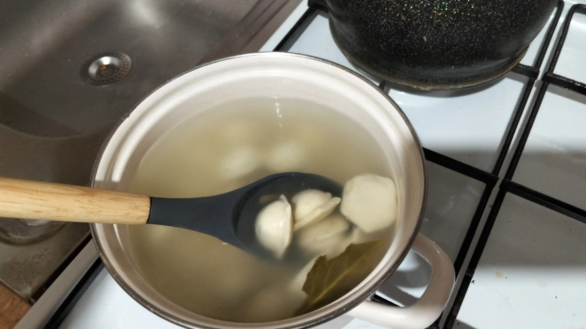 Пельмени получатся вкуснее всех блюд: вот что нужно добавить в кастрюлю - не соль и не лук