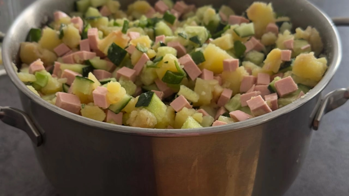 Без кваса и кефира: рецепт очень вкусной окрошки - в жару спасает лучше кондиционера и вентилятора
