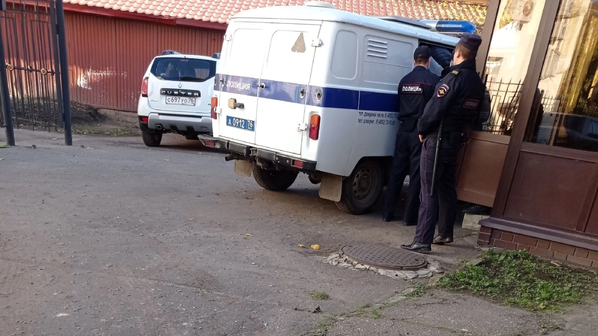 Силовики оцепили улицу в Костроме из-за возможной мины
