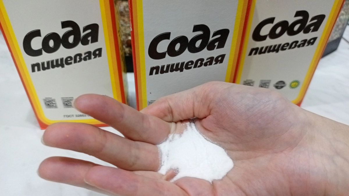 Соду берем пачками и засыпаем ее в носки - простое действие, но "вау" результат: особенно летом