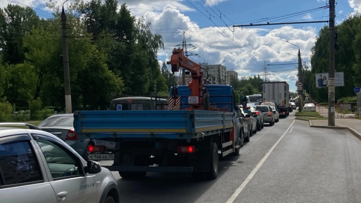"Автобусы не могут подъехать к остановке": о пробках из-за бензина жительница Костромы