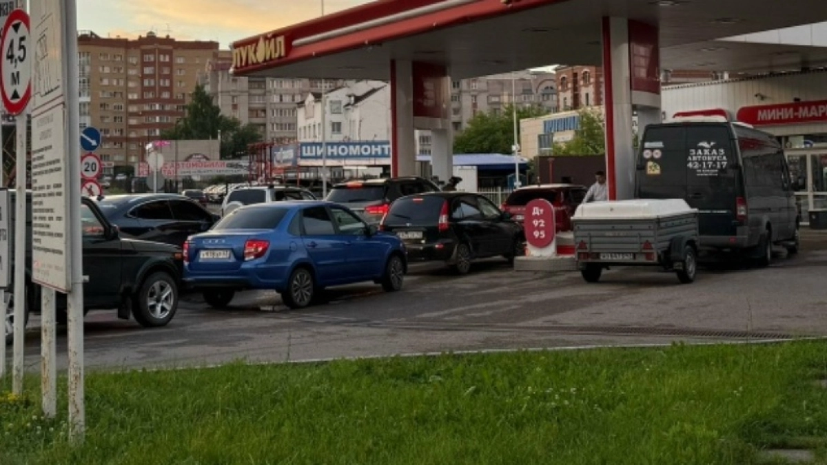 В выходные выросли очереди за дешевым бензином в Костроме