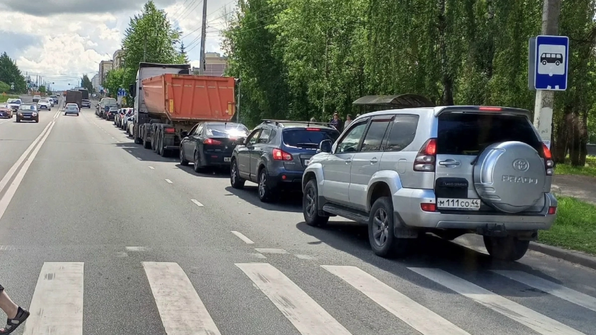 В Костроме из-за очереди за бензином автобусы вынуждены проезжать остановки