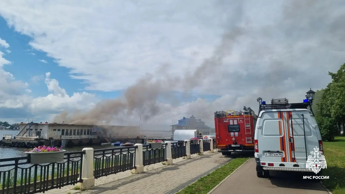 На набережной в Костроме произошел пожар