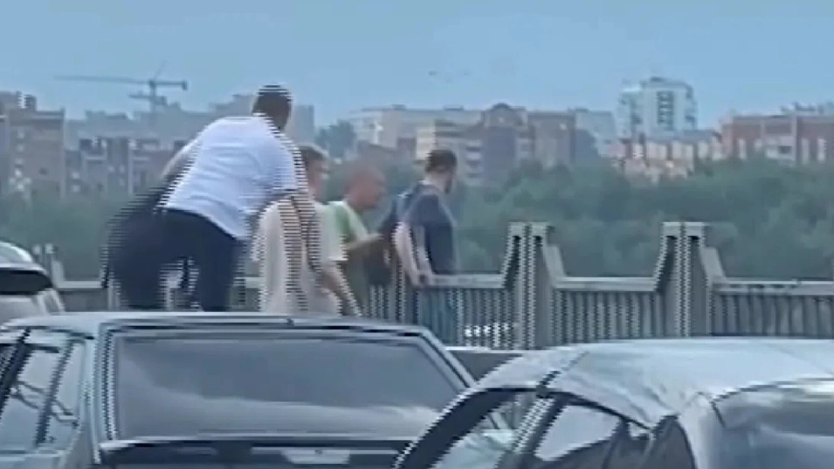 В Костроме на мосту через Волгу спасли человека