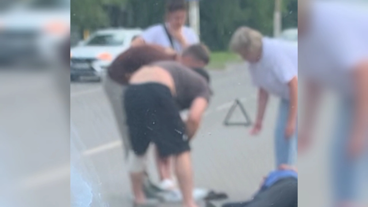 Отлетел на три метра: в Костроме сбили электровелосипедиста