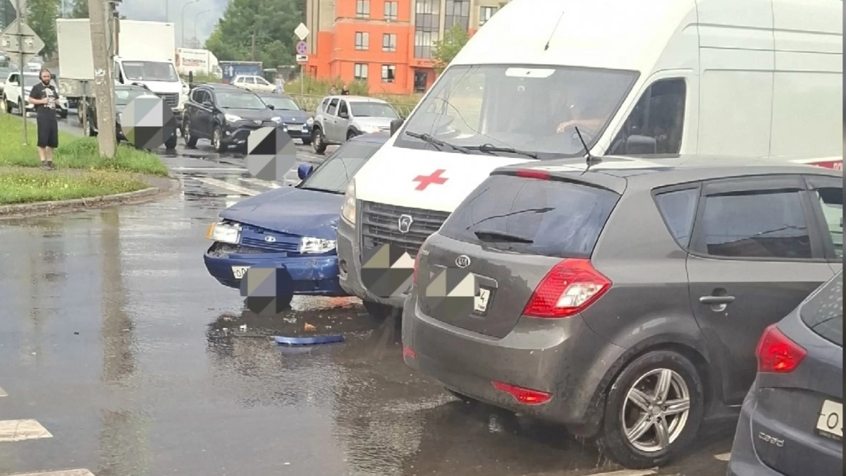 В Костроме машина скорой помощи попала в аварию 