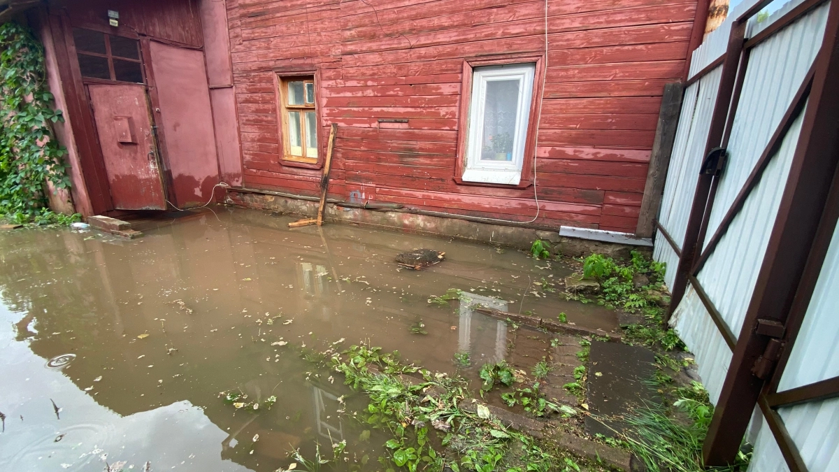 В Костроме жители целого двора ходят по колено в воде