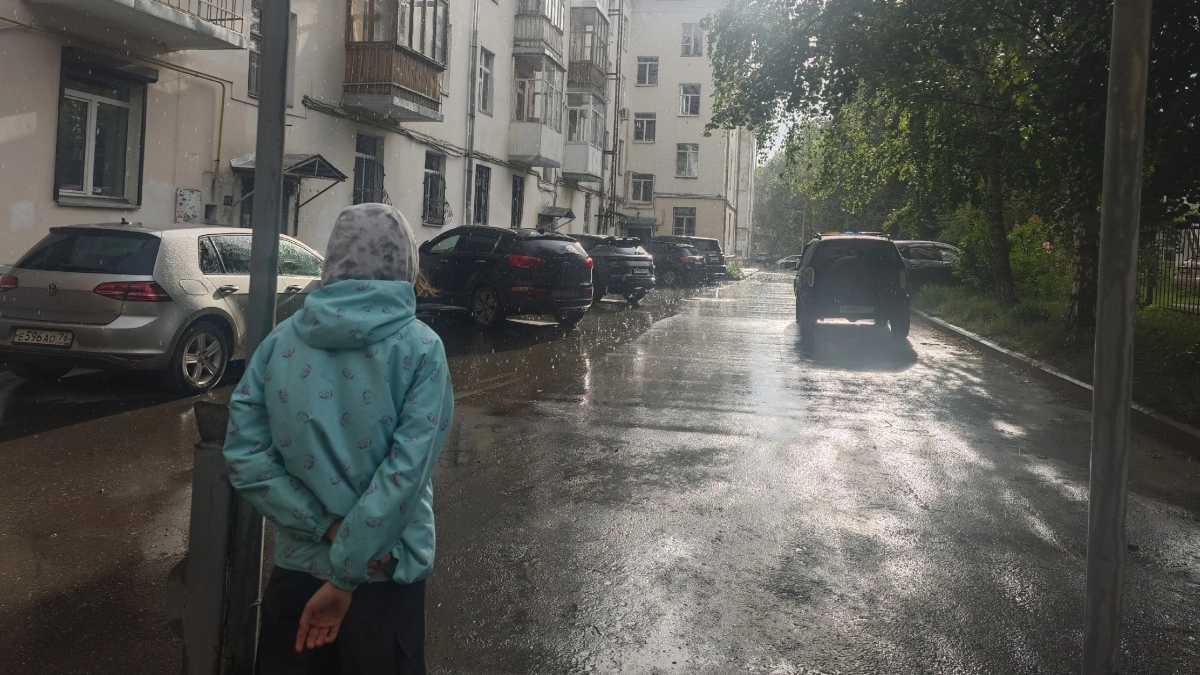 Опасная гроза с градом движется на Костромскую область