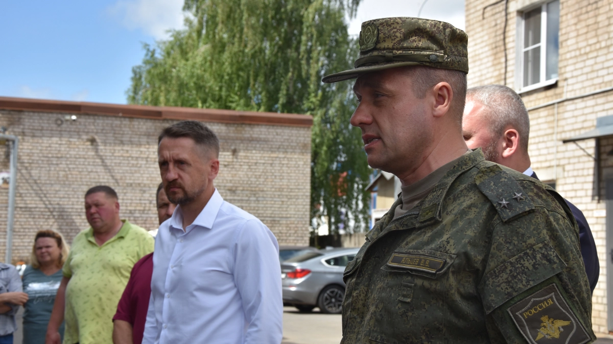Военком призывает работников предприятий встать на защиту Костромы