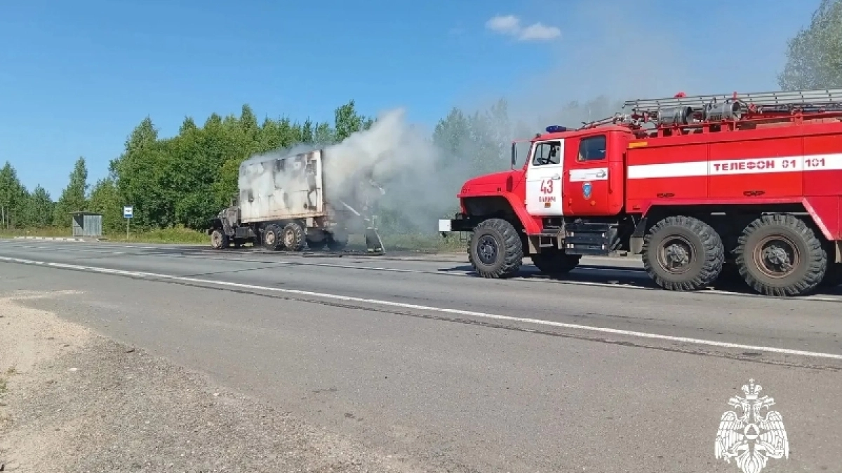 Грузовик вспыхнул прямо на дороге под Галичем