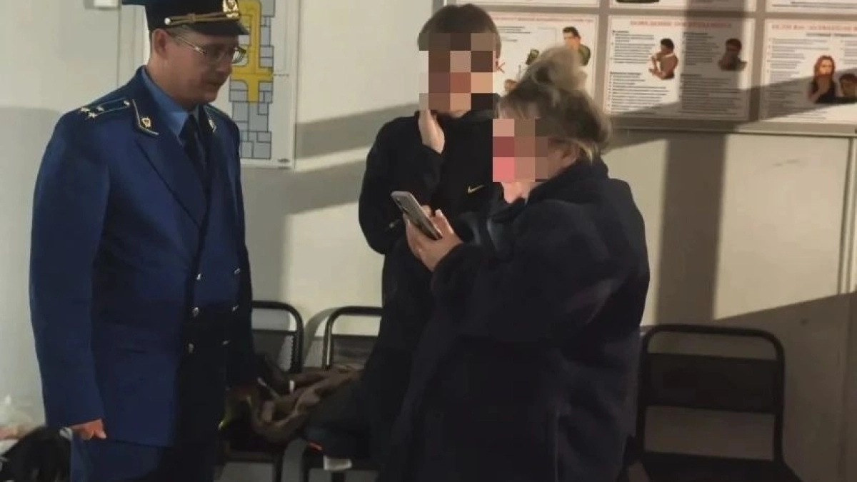 Застрявших пассажиров на вокзале в Костромской области ночью принял прокурор