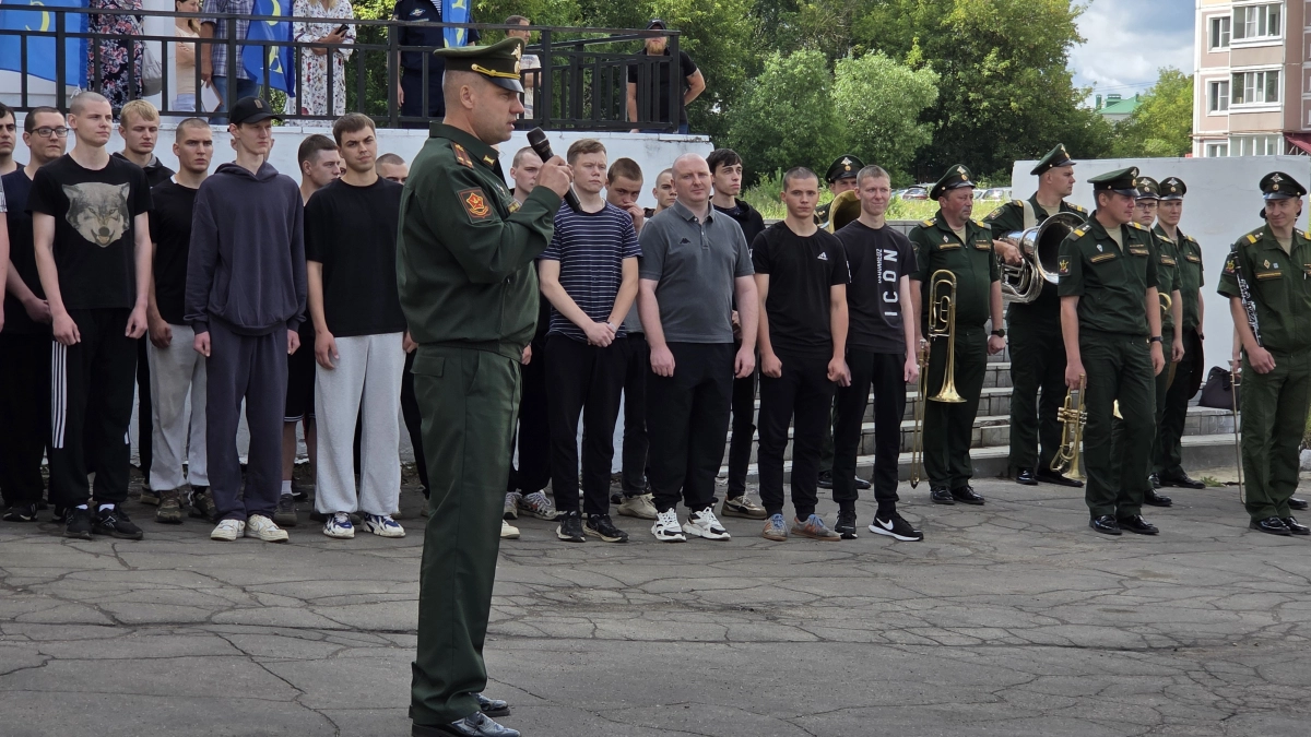 Мужчинам из Костромы выдают повестки по новым правилам