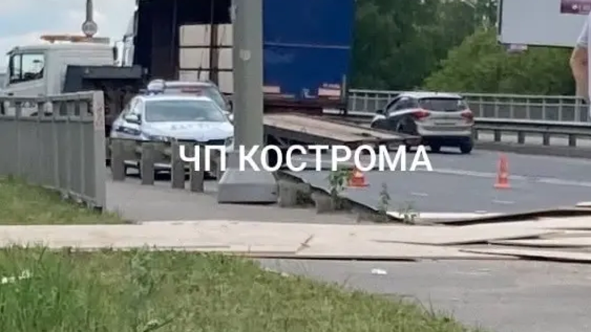 Летающая фанера на костромской трассе повредила машины
