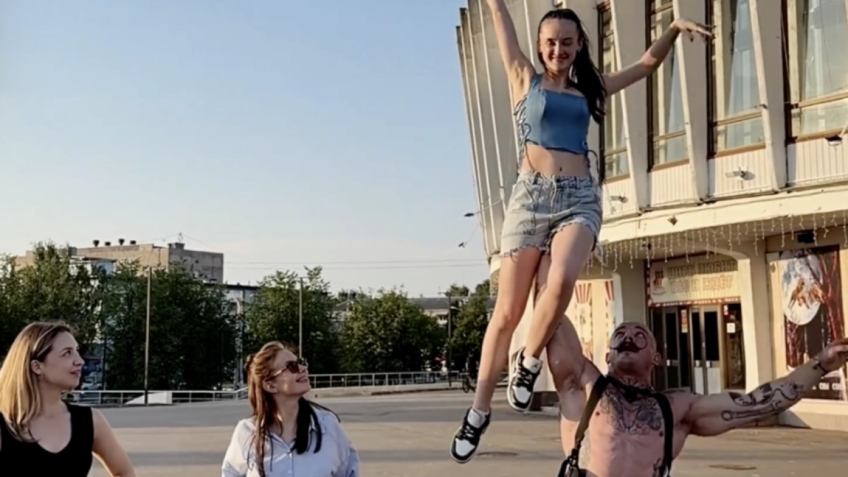 Силач Блуд поднял в Костроме сразу трёх девушек