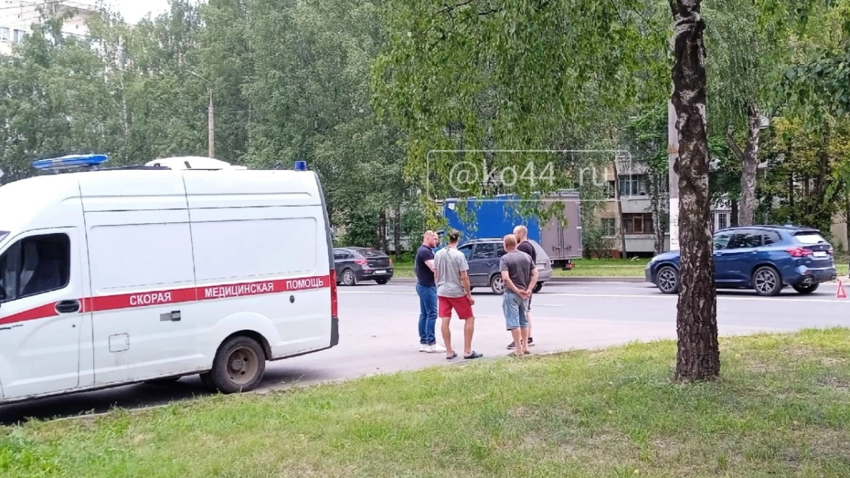 Над жертвой столпились медики в печатках: в Кинешме сбили человека