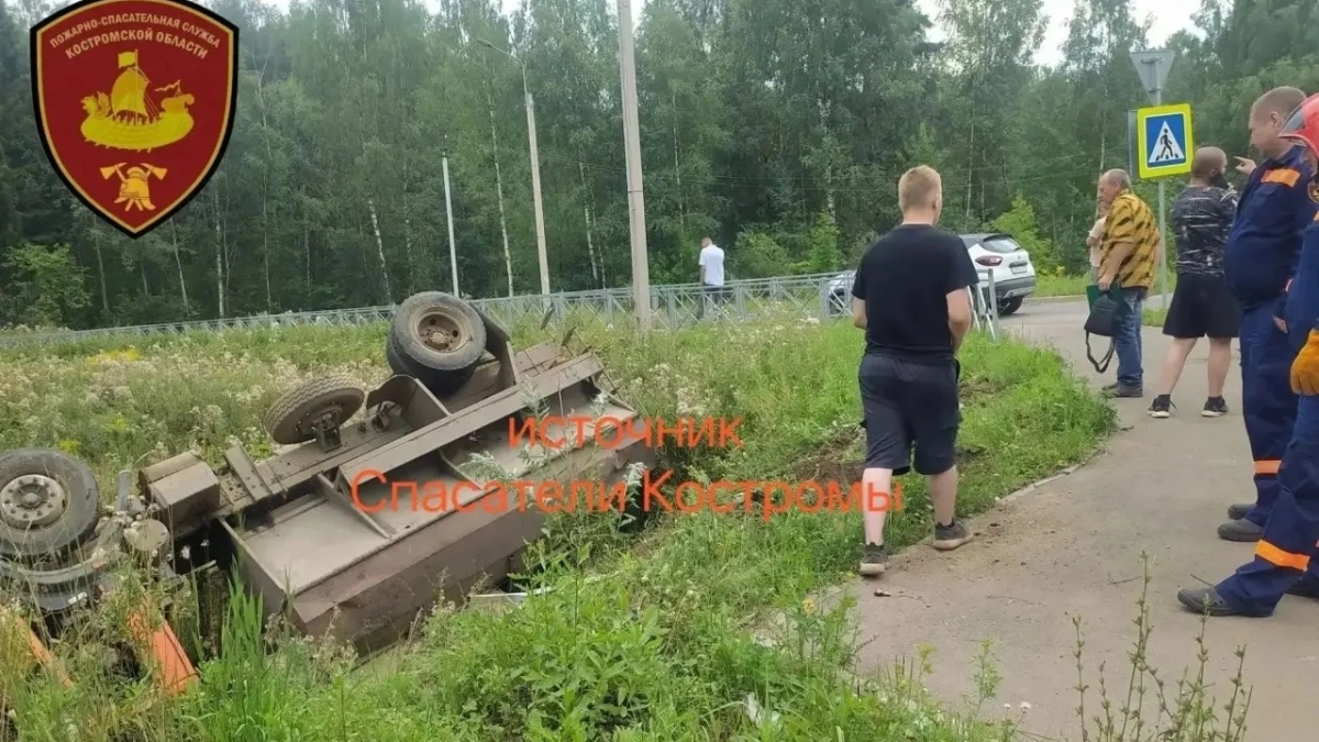 Под Костромой водитель перевернулся в КАМАЗе ради спасения людей