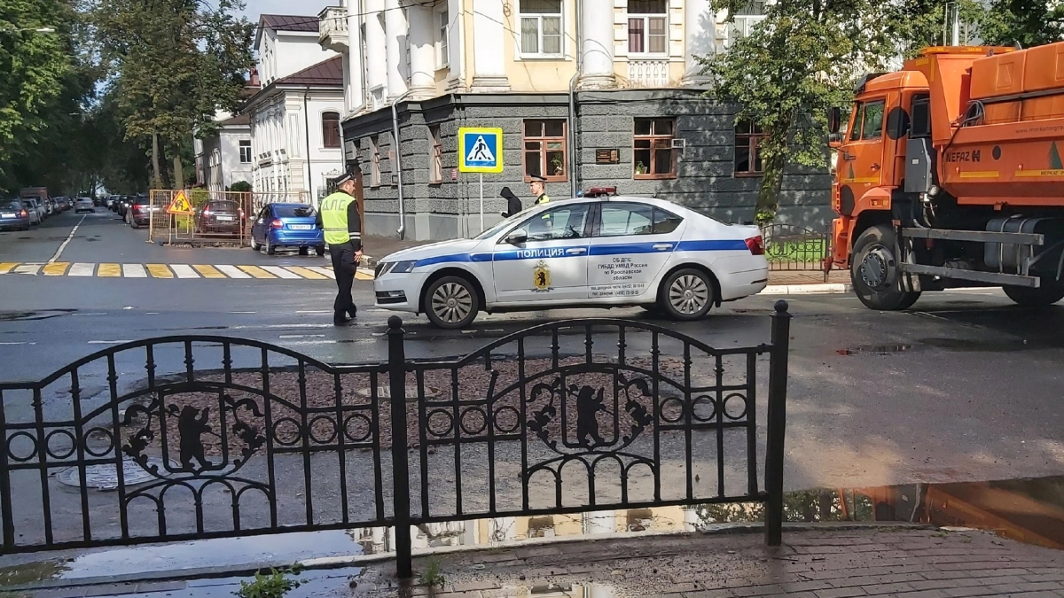  Сотрудник ГАИ протаранил бетонный забор в Нерехте