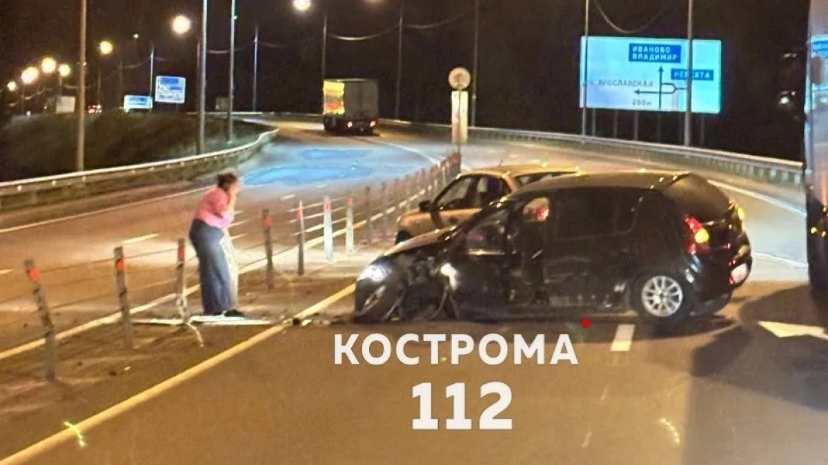 Возле разбитой в ДТП машины разрыдалась женщина