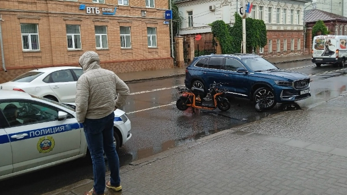 В Костроме курьер на мопеде влетел в иномарку