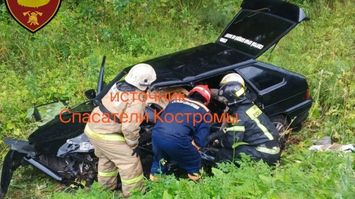 Под Костромой в жестком ДТП зажало водителя ВАЗа