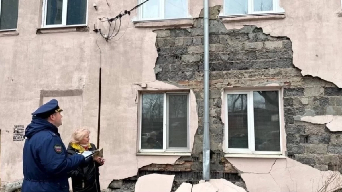 Под Костромой с фасада дома кирпичи падали на головы прохожим