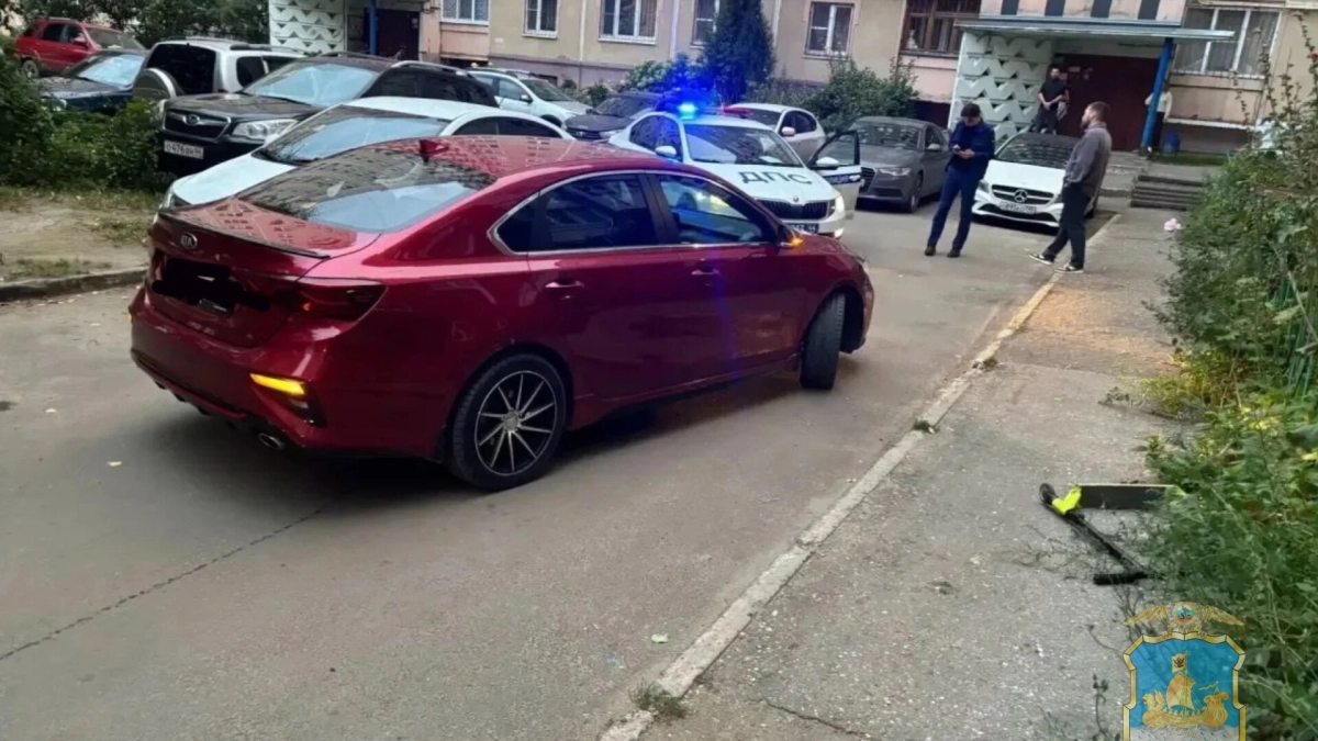 В Костроме водитель сдавал назад и сбил мальчика 6 лет на самокате