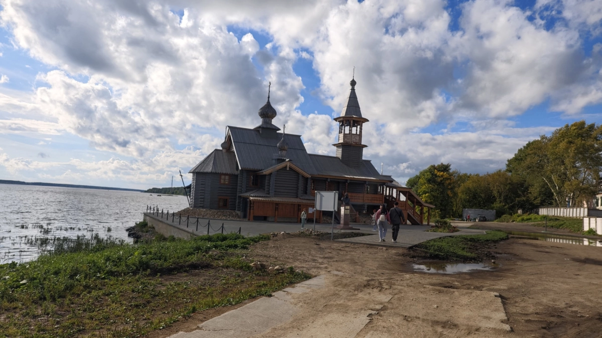 На набережной в Костроме строят минипарк со скейтплощадкой