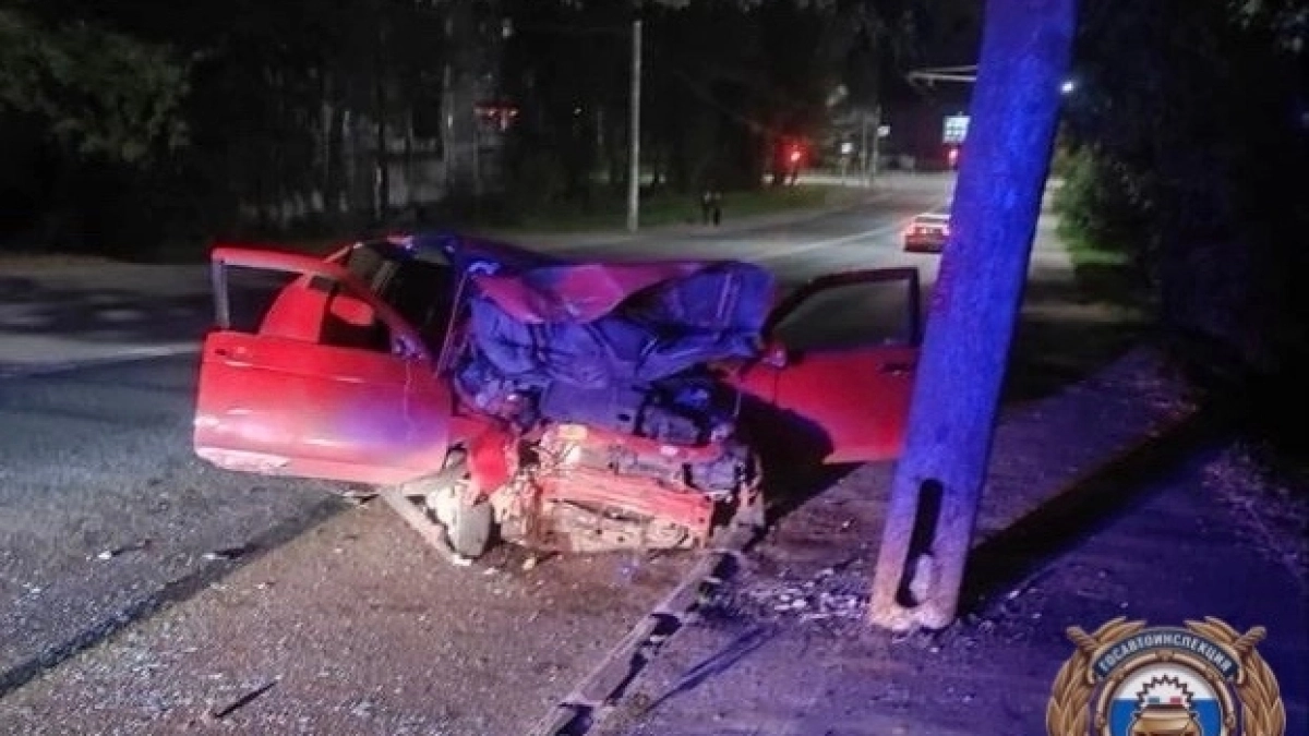 В Костроме пьяный автомобилист протаранил бетонную опору