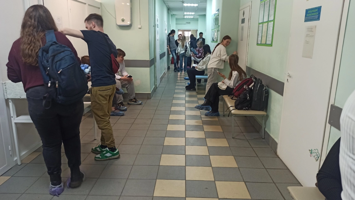 "Люди стоят даже на лестнице": родители из Буя три часа бесполезно простояли в очереди к врачу
