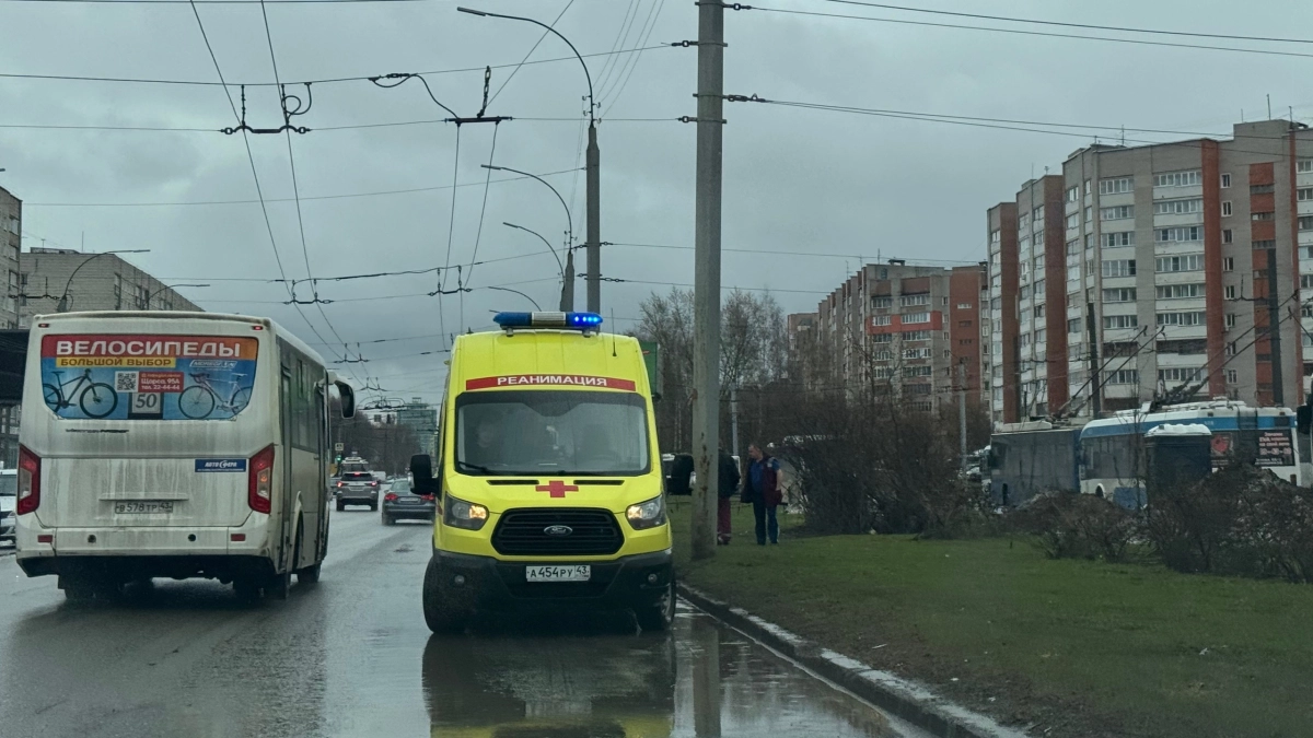 Двое детей и женщина умерли от отравления колбасой